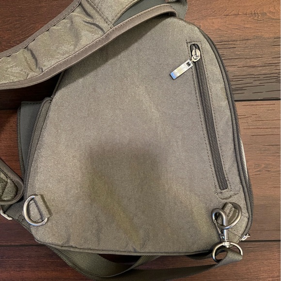 Bagallini Sling Bag - Picture 3 of 8